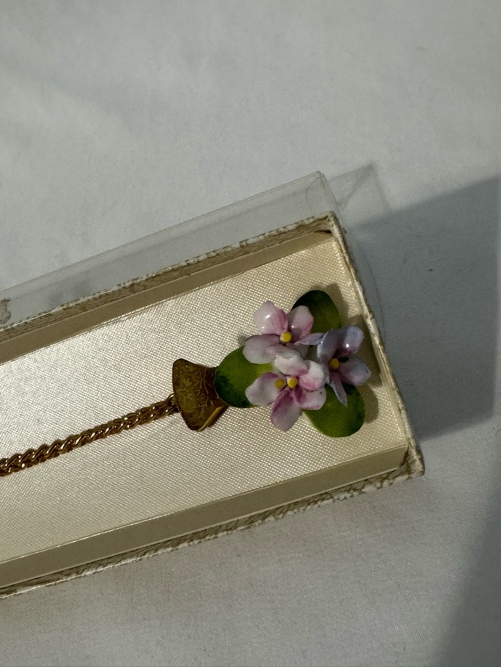 Vintage Sweater Clip Pink Porcelain Flowers Mayflower Nova Scotia NIB - Picture 2 of 4